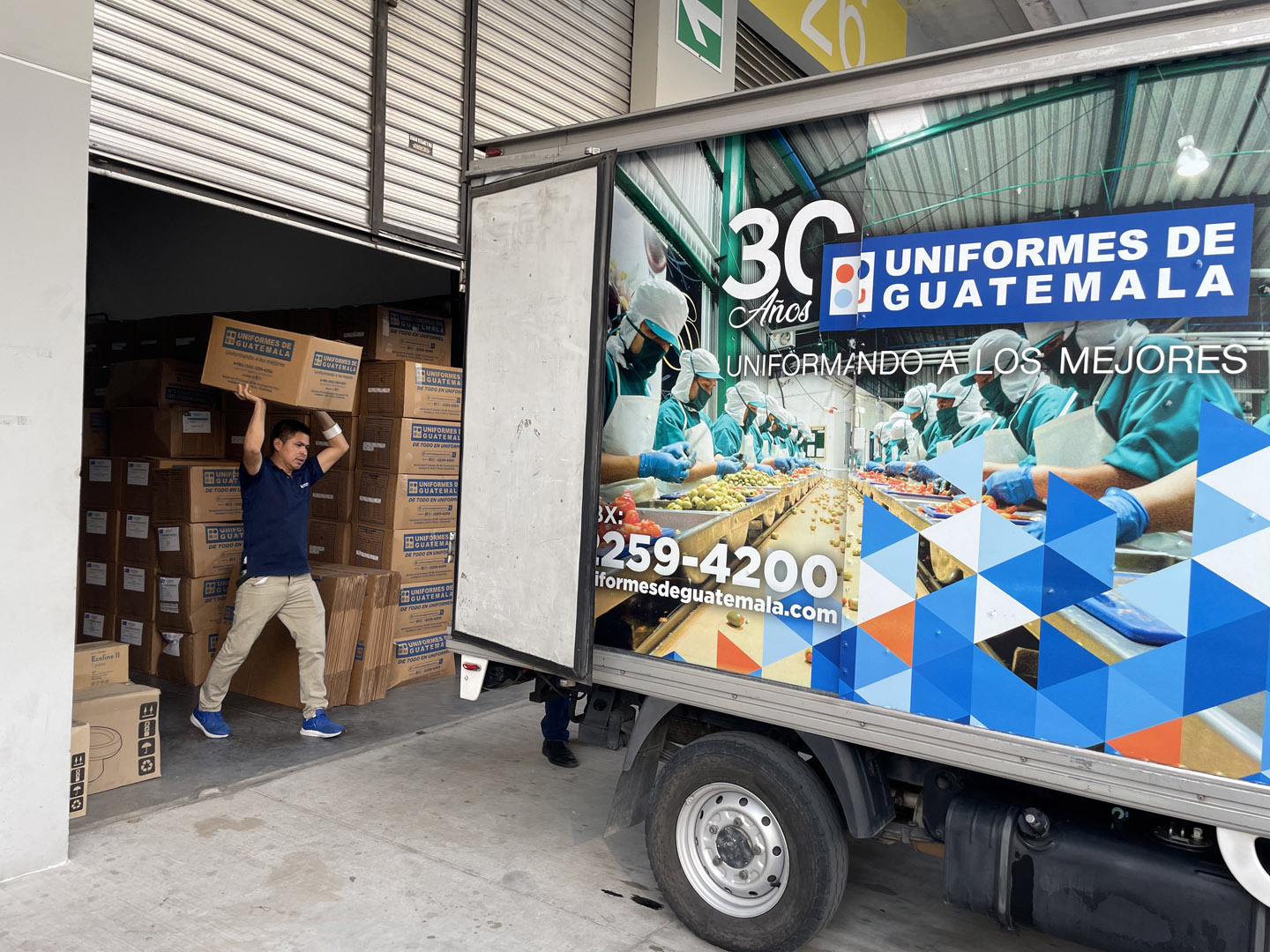 Uniformes de Guatemala entrega donativo.