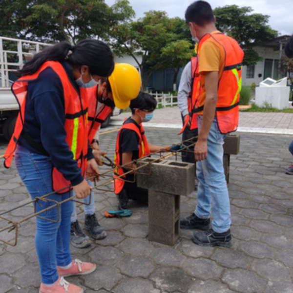 Jóvenes en riesgos social se gradúan de programa de albañilería y construcción 