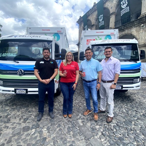 Coca-Cola FEMSA impulsa la movilidad sostenible con camiones 100% eléctricos en Antigua Guatemala 