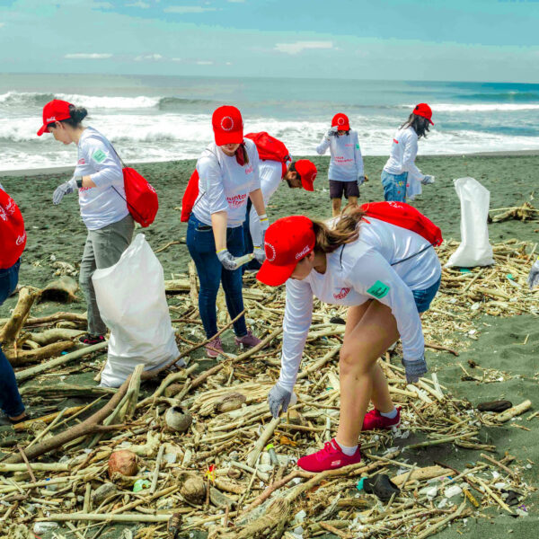 Sistema Coca-Cola en Guatemala, reúne a más de 300 voluntarios para realizar su jornada de limpieza de playas
