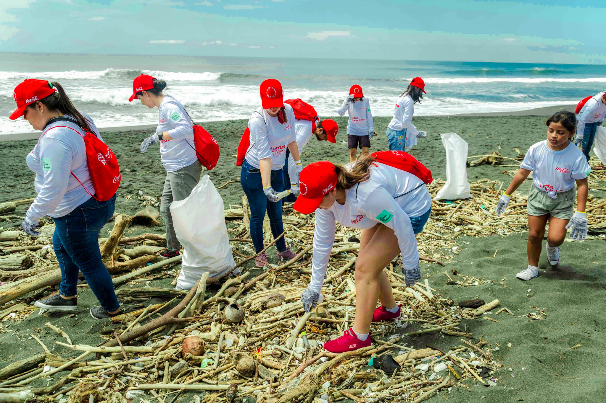 Sistema Coca-Cola en Guatemala, reúne a más de 300 voluntarios para realizar su jornada de limpieza de playas