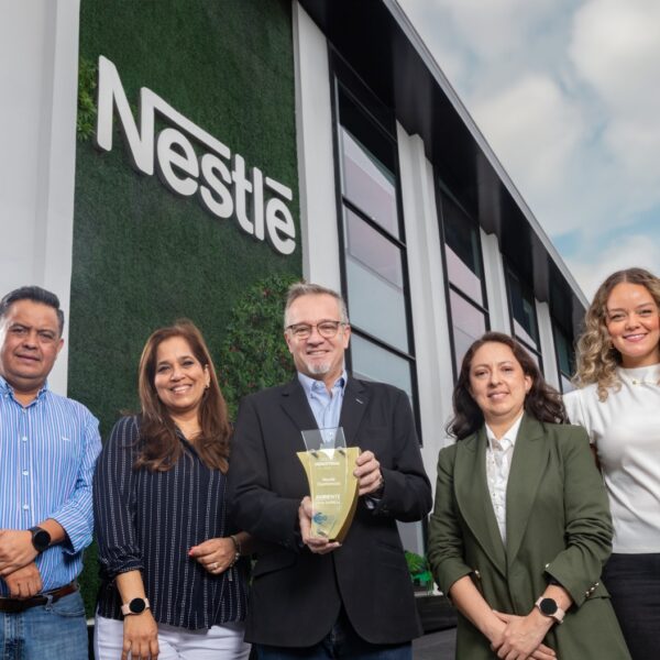 La Cámara de Industria de Guatemala otorgó este reconocimiento a Nestlé por su compromiso en contribuir a un futuro sostenible