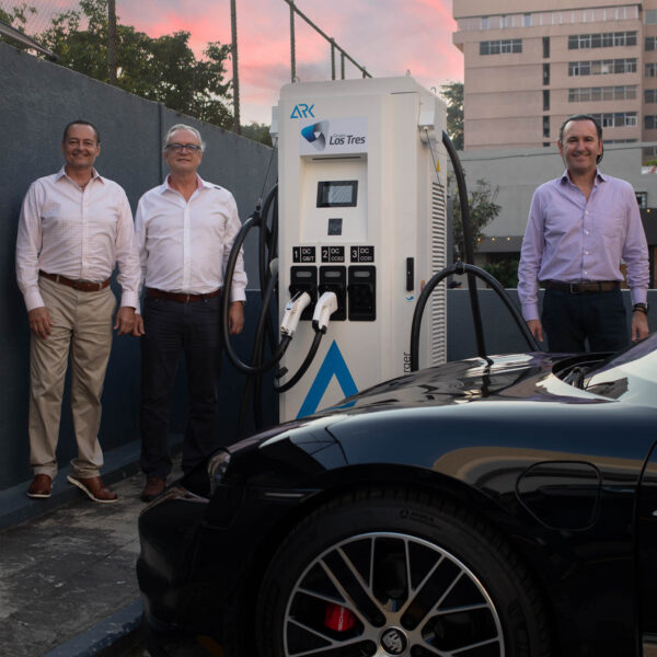 Porsche Center Guatemala instala el primer supercargador para vehículos eléctricos en Guatemala