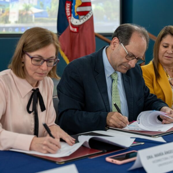 Centro Médico y Universidad del Istmo firman convenio para fortalecer la profesión de enfermería