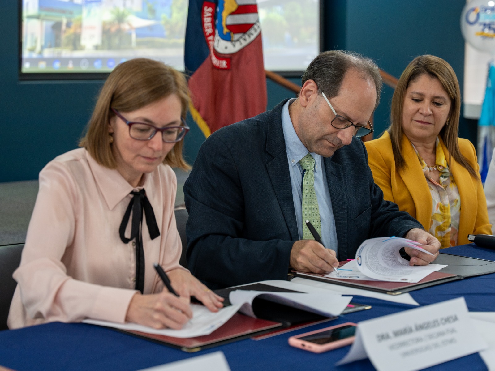 Centro Médico y Universidad del Istmo firman convenio para fortalecer la profesión de enfermería