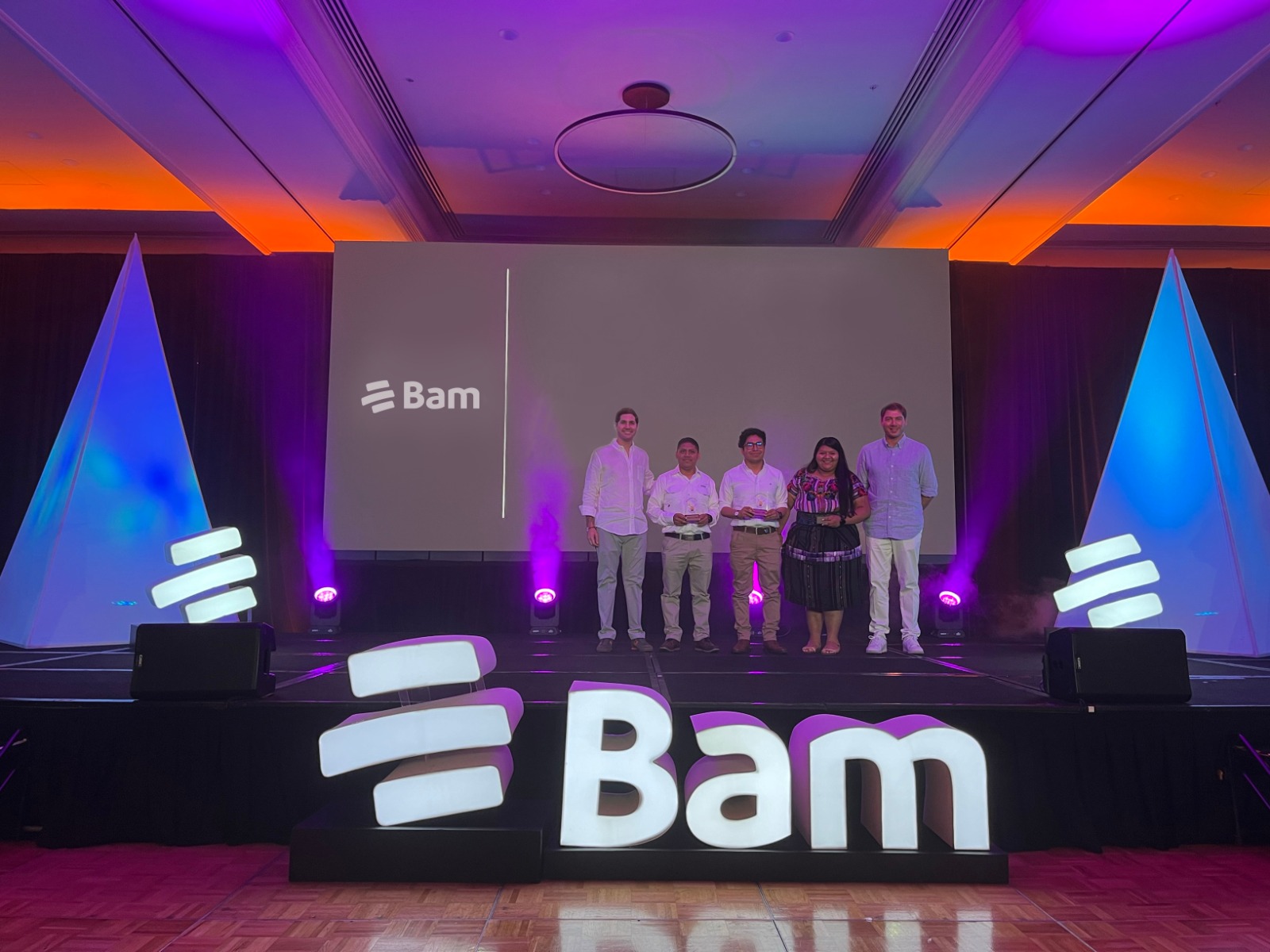 Bam reconoce a colaboradores por su desempeño en Cancún, México
