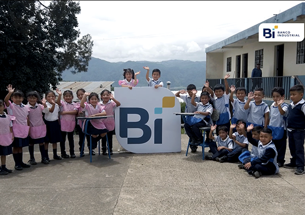 Se entregan 10 escritorios hechos deplástico reciclado a escuela en aldea El Platanar