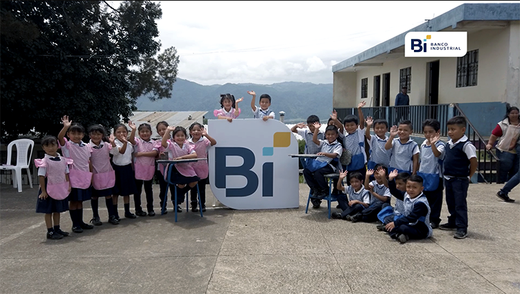 Se entregan 10 escritorios hechos deplástico reciclado a escuela en aldea El Platanar