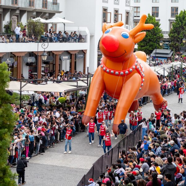 El cielo de Ciudad Cayalá brilló por segundo año con el espectacular Desfile de Globos Gigantes Navideños