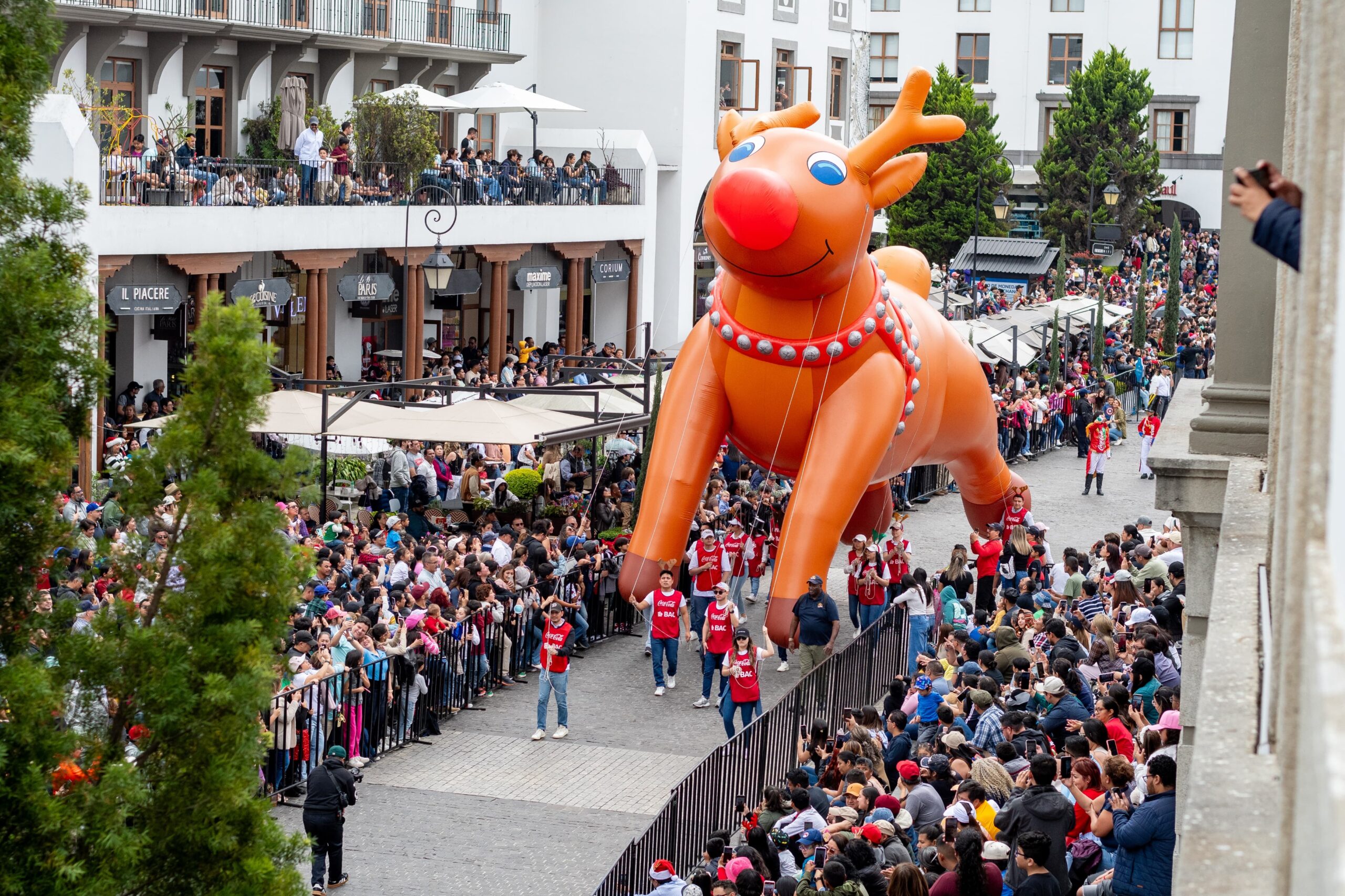 El cielo de Ciudad Cayalá brilló por segundo año con el espectacular Desfile de Globos Gigantes Navideños