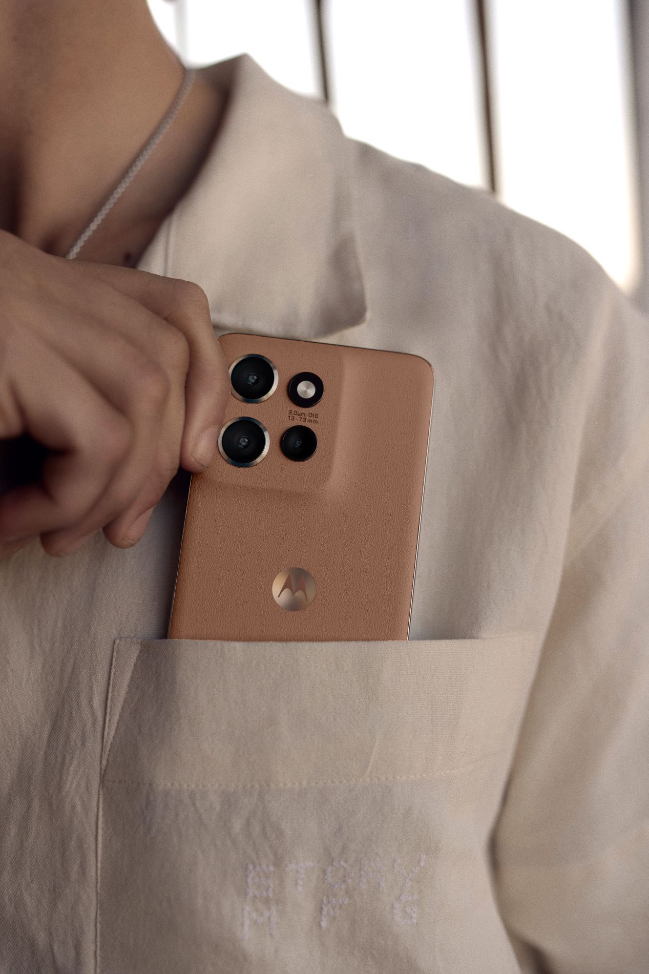 Motorola es la primera y única marca en crear smartphones en el elegante Color del año 2025