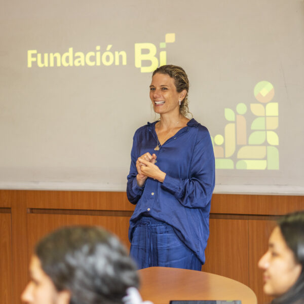 Fundación Bi impulsa a jóvenes con becas universitarias