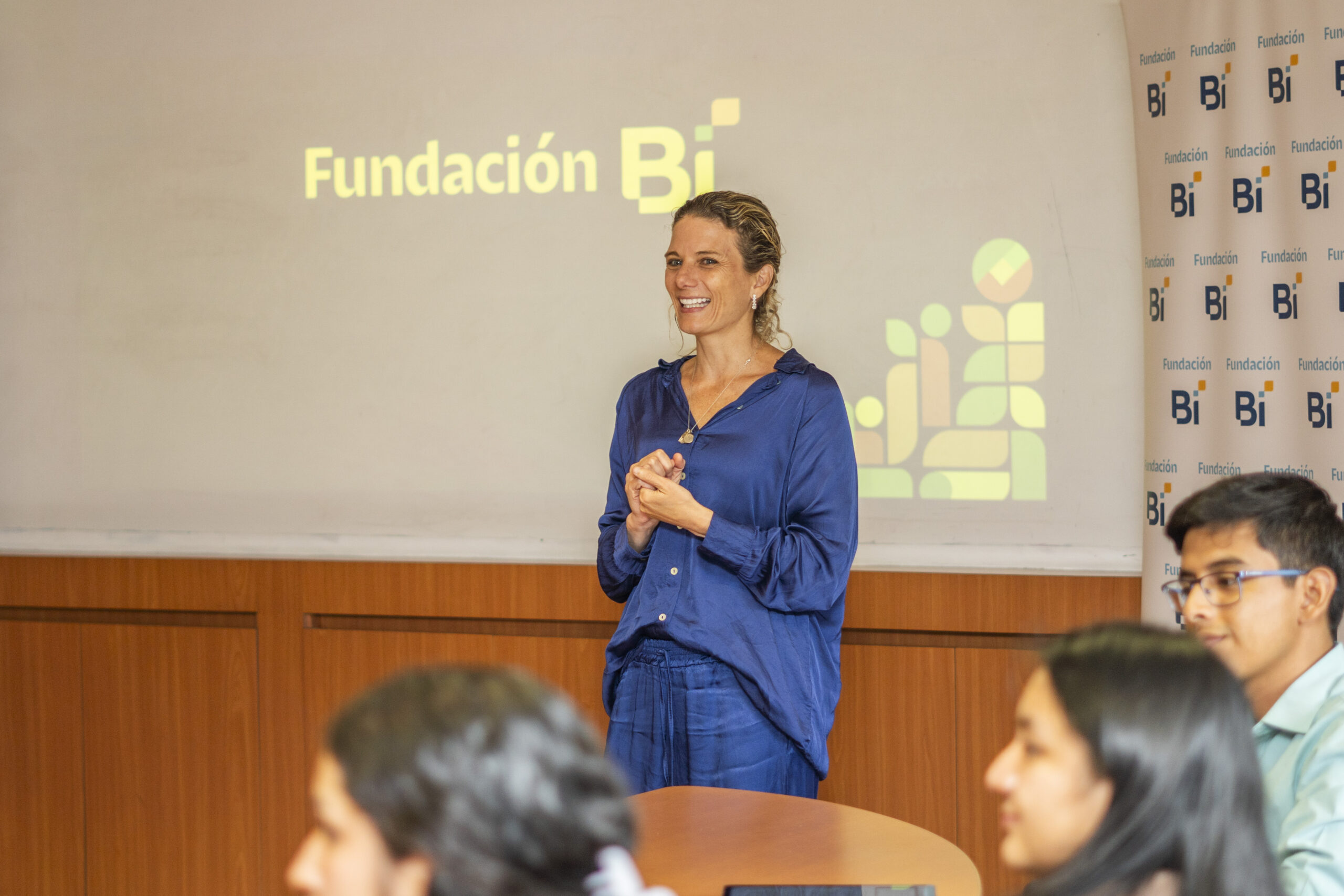 Fundación Bi impulsa a jóvenes con becas universitarias