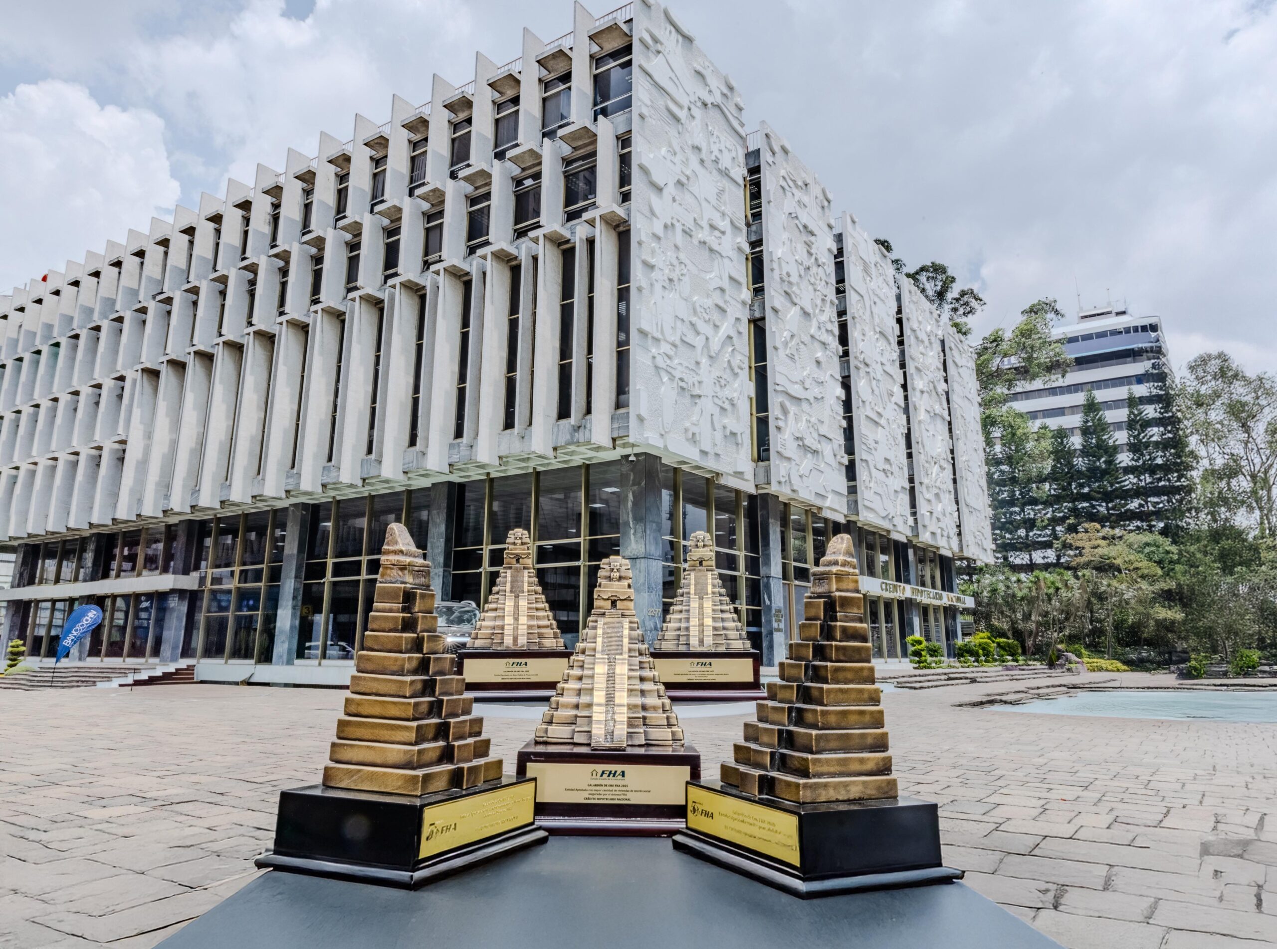Banco CHN recibe tres Galardones de Oro del FHA