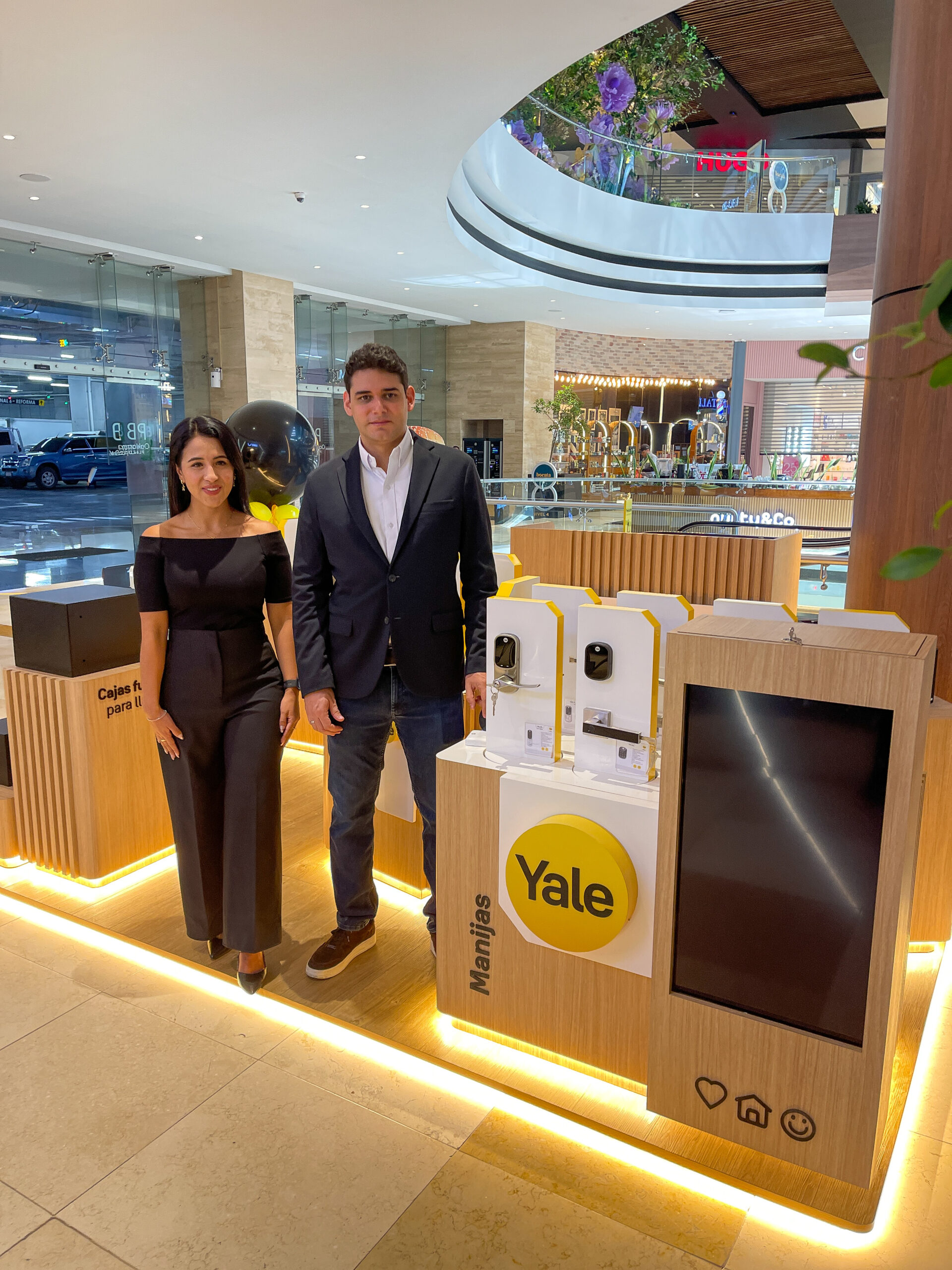 YALE inaugura su primer kiosco con tecnología inteligente en Guatemala