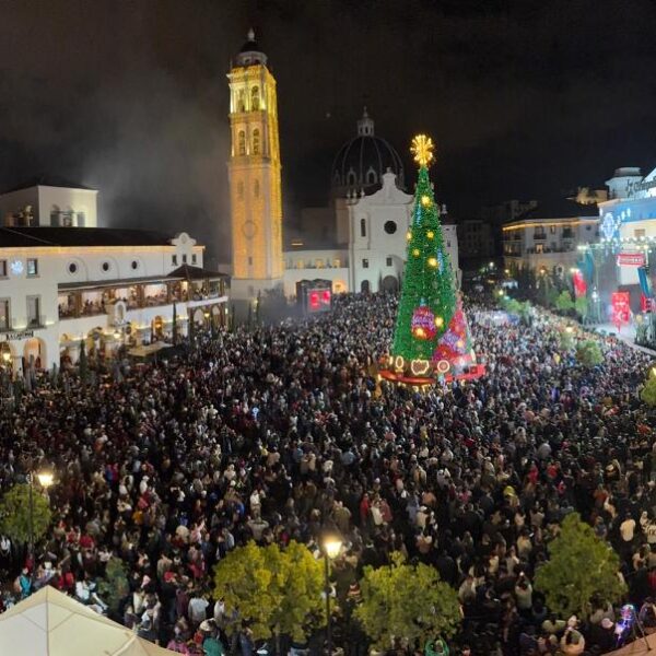 ¡Ciudad Cayalá enciende su arbol y la Navidad con un espectáculo que ilumina el corazón de Guatemala!
