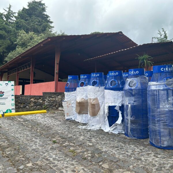 AJE entrega 14 puntos de acopio de plásticos para manejo de residuos a alcaldía de Antigua Guatemala