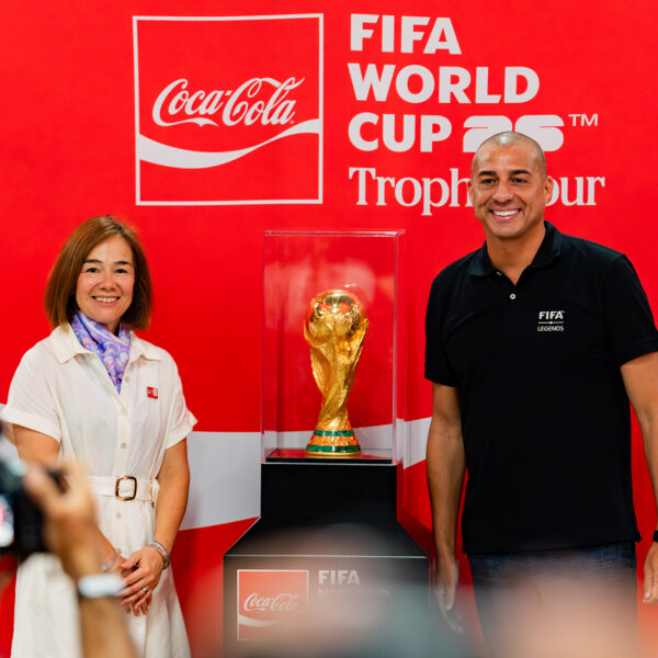 Más de 2,000 aficionados al futbol vivieron la emoción inolvidable del Tour del trofeo de la Copa Mundial de la Fifa