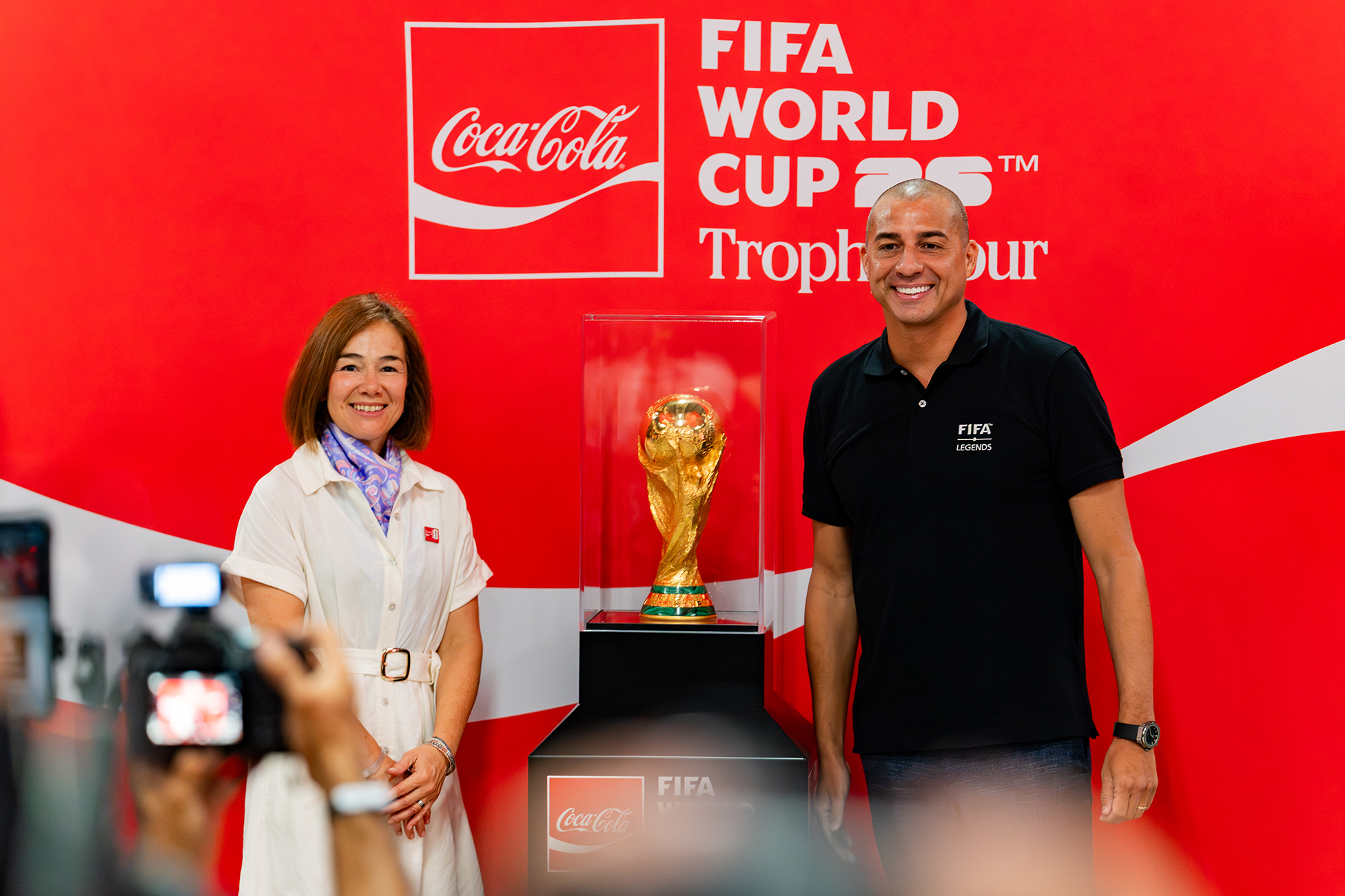 Más de 2,000 aficionados al futbol vivieron la emoción inolvidable del Tour del trofeo de la Copa Mundial de la Fifa