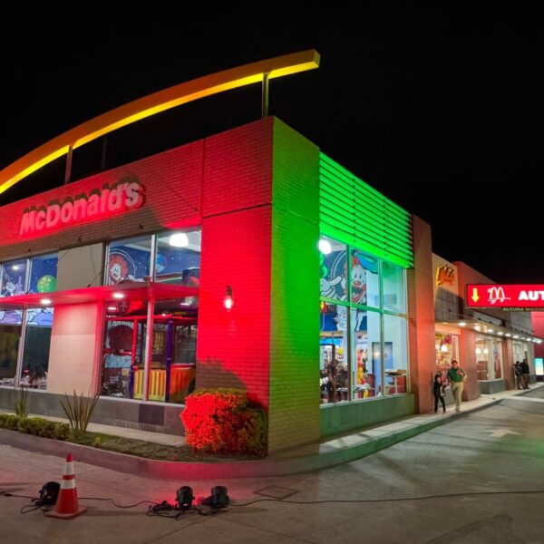 McDonald’s se iluminó de colores para celebrar el Día Mundial del Síndrome de Down