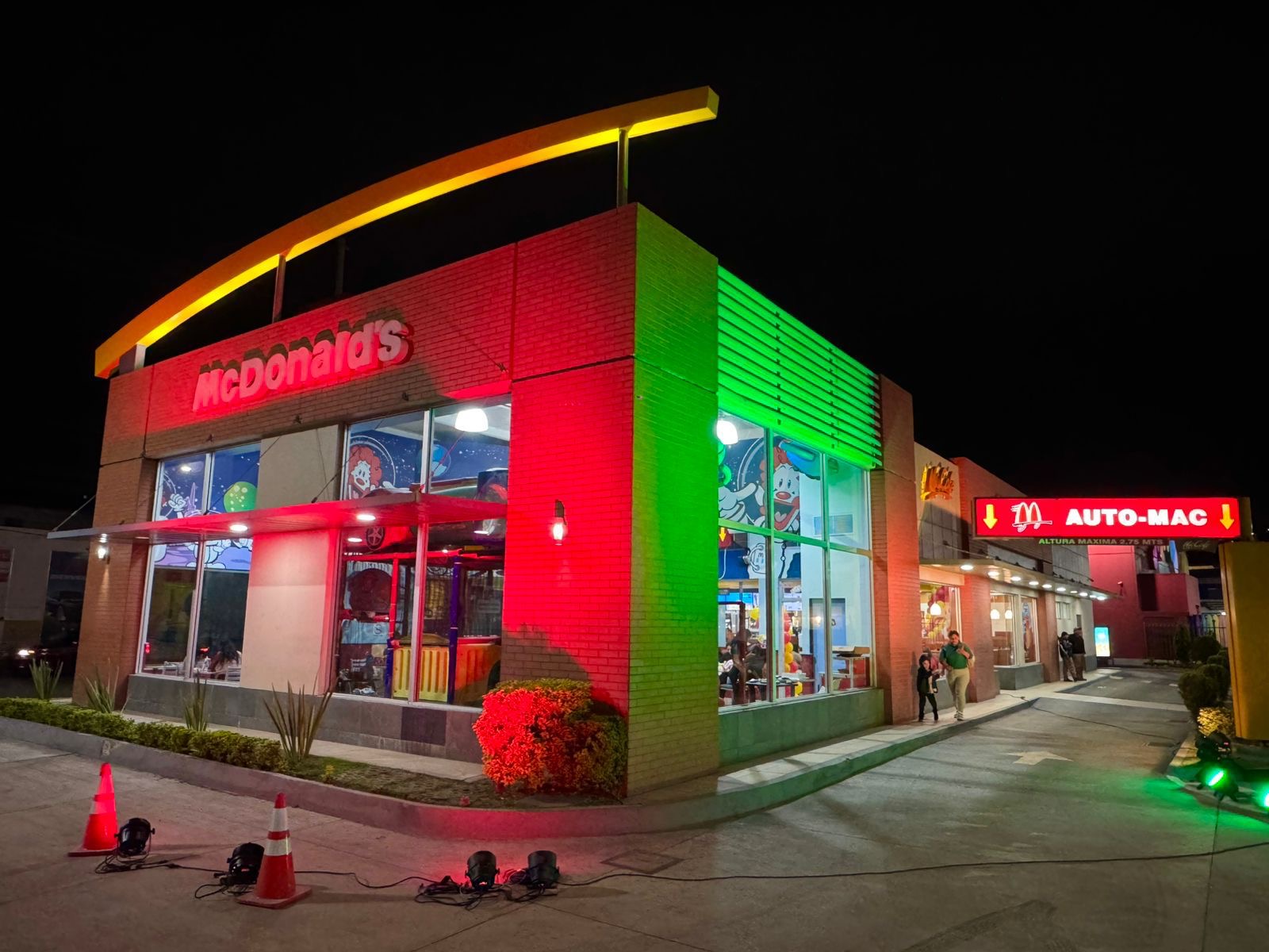 McDonald’s se iluminó de colores para celebrar el Día Mundial del Síndrome de Down