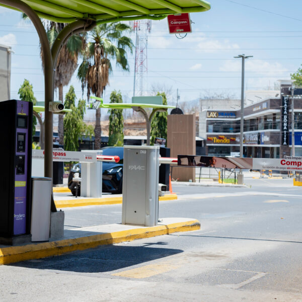 BAC transforma la experiencia de parqueo en el oriente del país con Compass