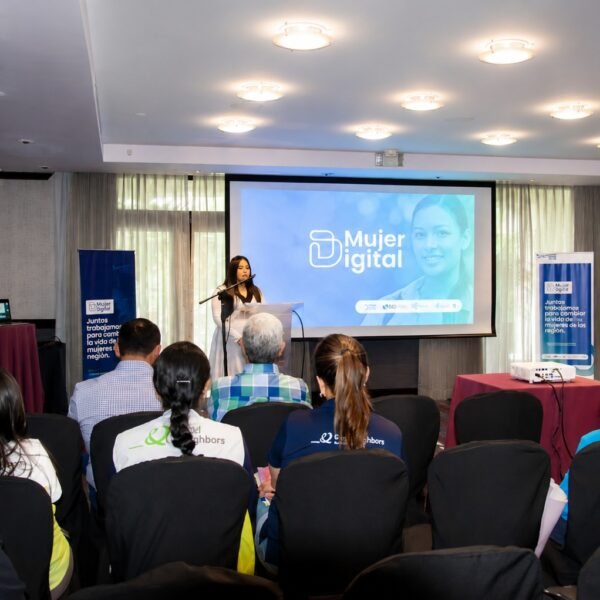 Formar talento femenino en tecnología aumenta su ingreso promedio en más de 33%