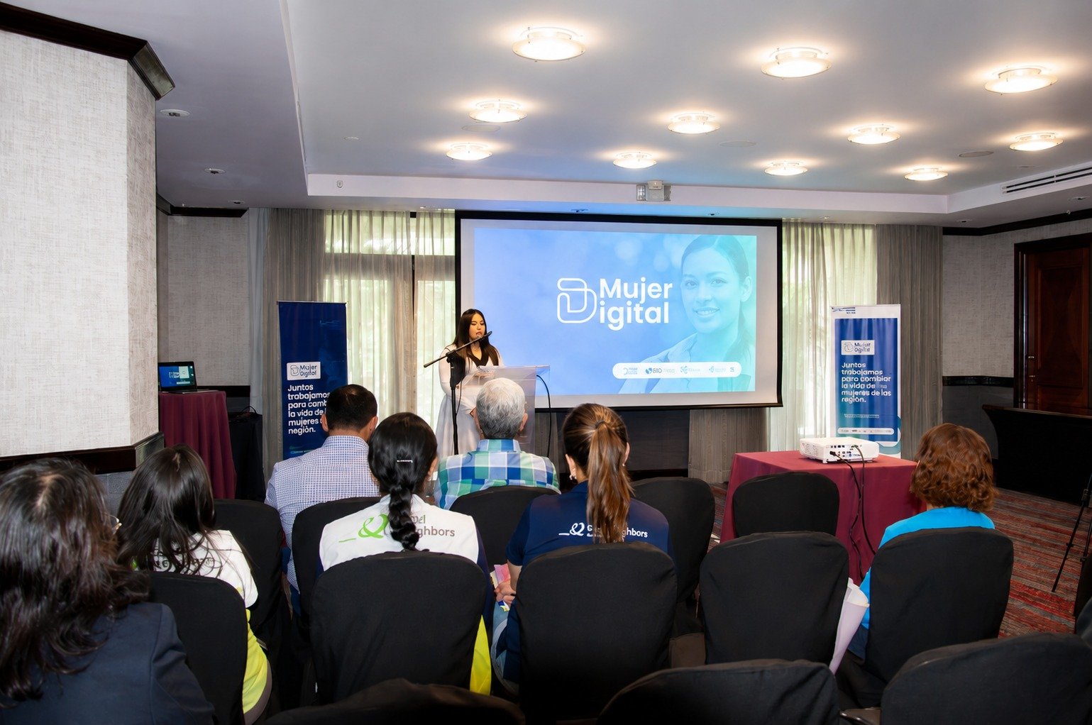 Formar talento femenino en tecnología aumenta su ingreso promedio en más de 33%