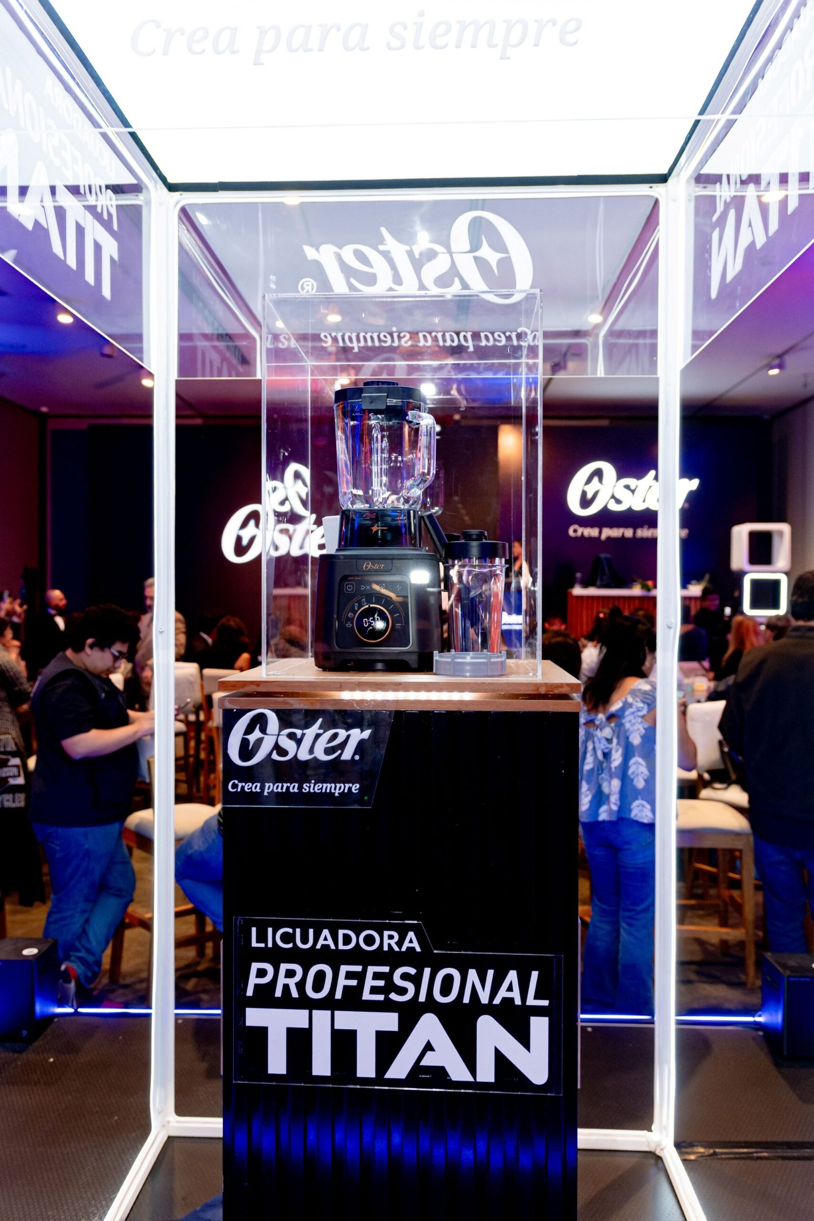 Oster® presenta en Guatemala la nueva Licuadora Profesional Titan