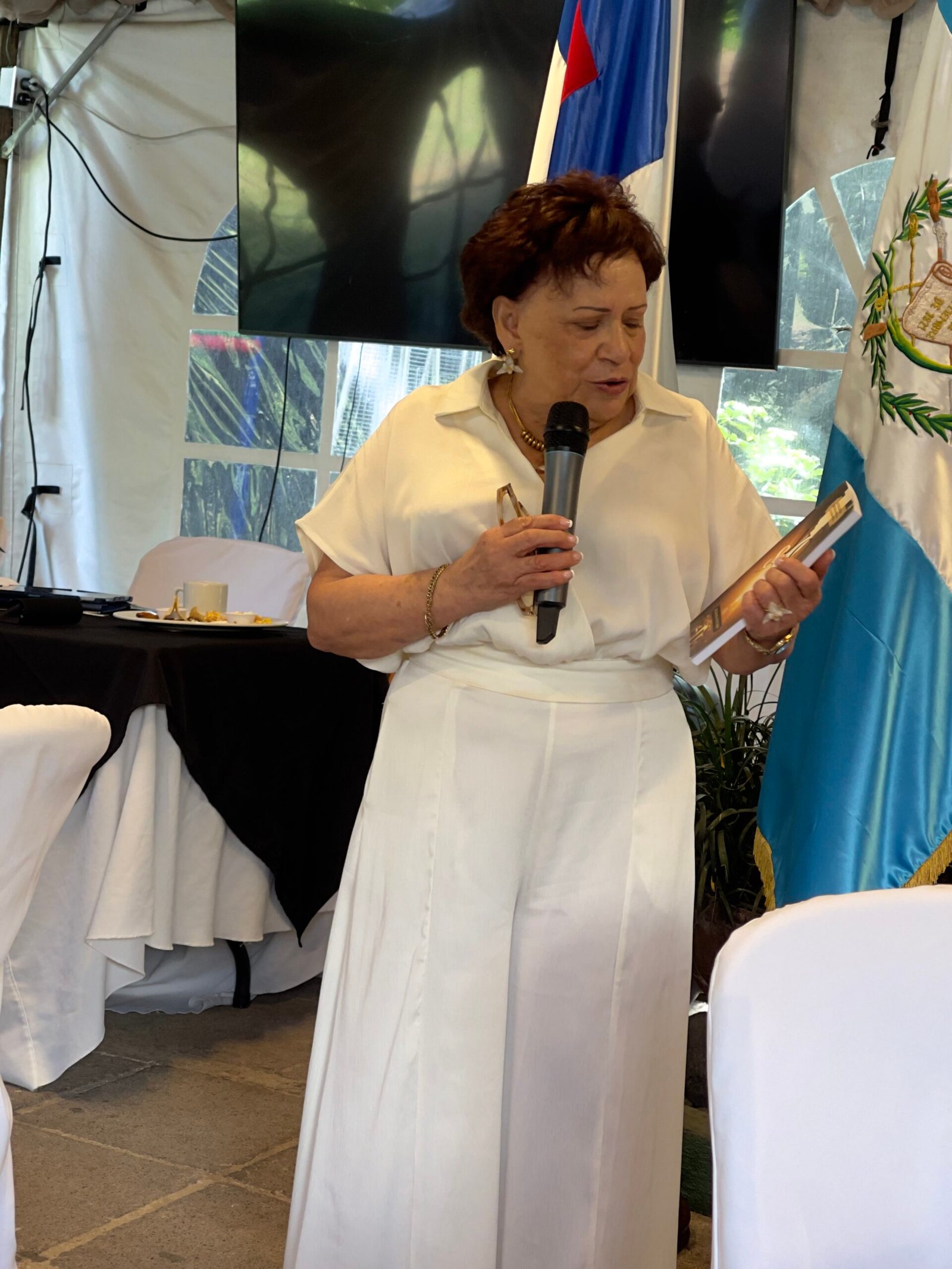 La Dra. Blanca Lutty Girón presenta en Guatemala “YO SOY”